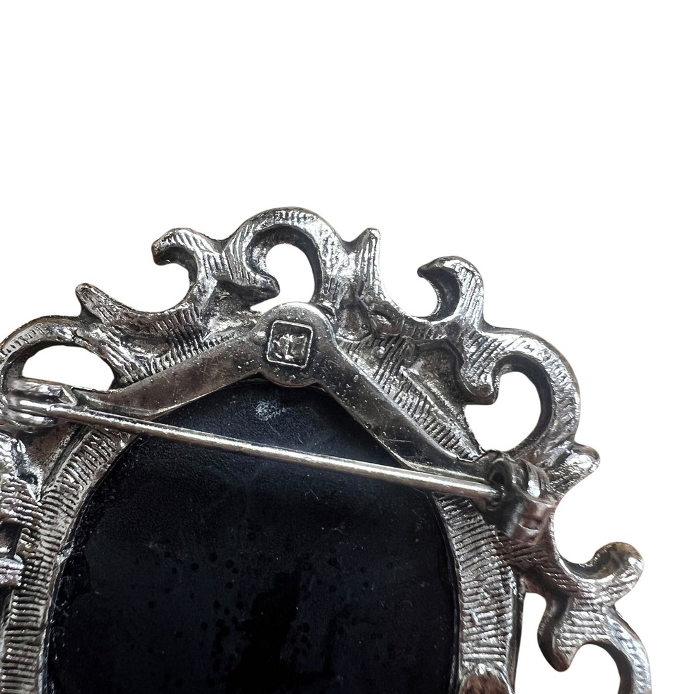 Vintage Style Diana the Huntress Cameo Brooch Silver Tone Filigree Frame Pin - Picture 4 of 6